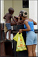 Kuba, Rodiče spouštějí své dítě pro drobné od turistů
